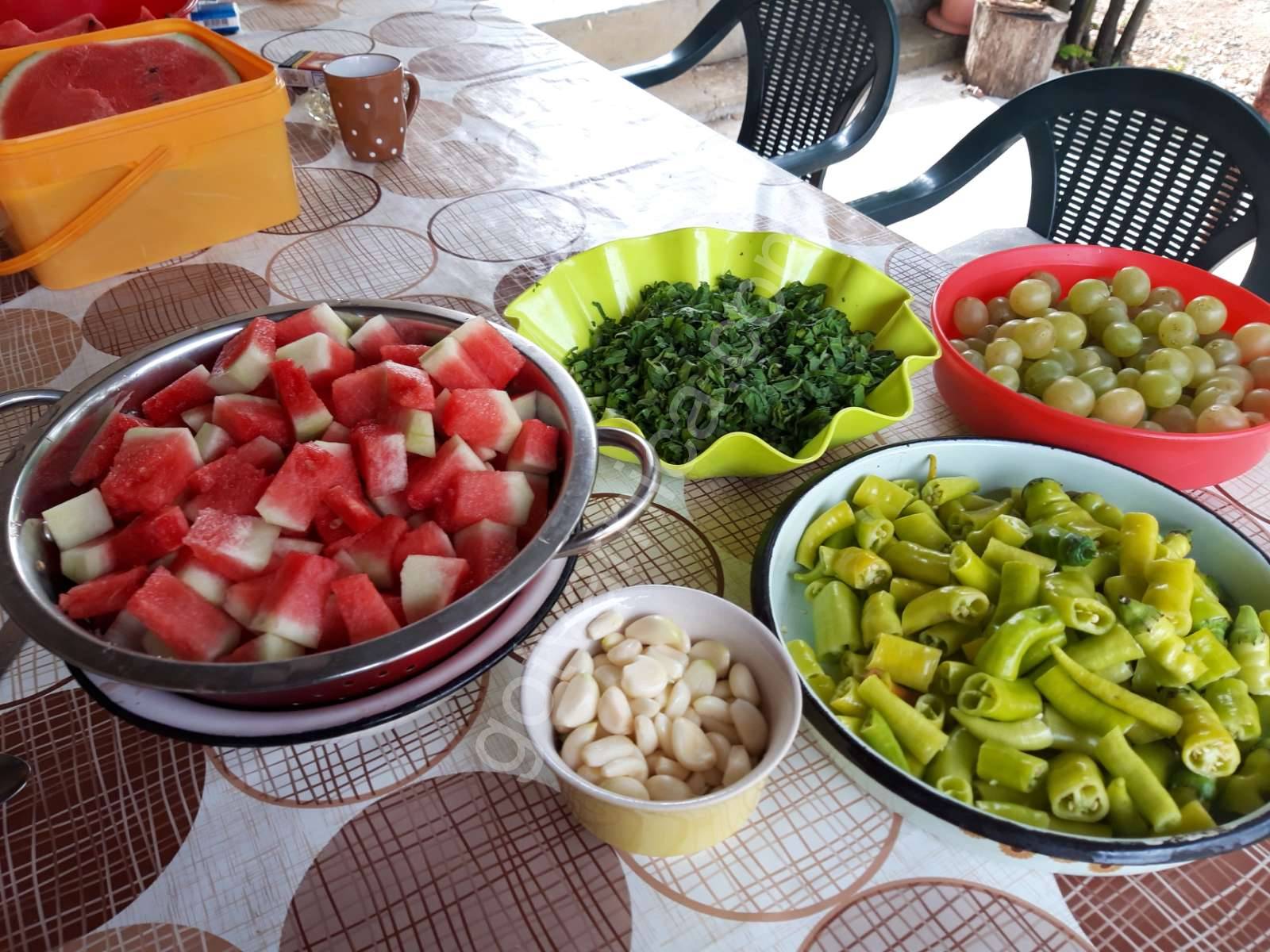 Туршия с диня, грозде и люти чушки