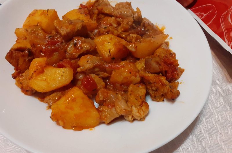 Свинско с картофи и домати на фурна